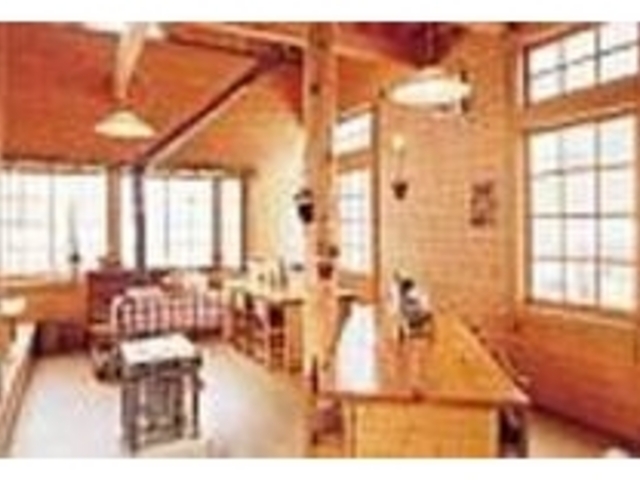木のぬくもりが温かさを感じさせる店内_かどまん