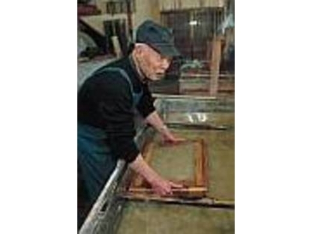 ご主人自ら一枚ずつ時間をかけて作る_小出和紙工房