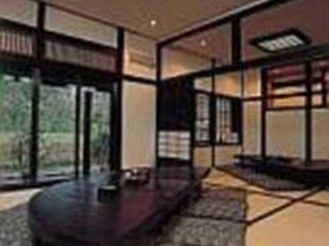 落ち着いた色彩でまとめられた店内_そば処越州