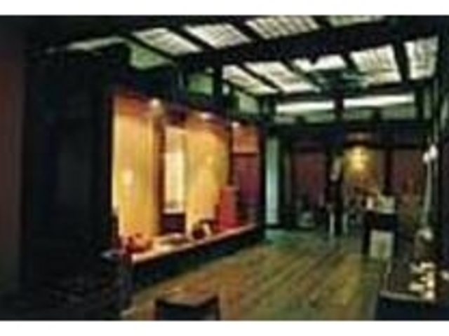 加賀藩ゆかりの品々が店内に展示されている_加賀の井酒造