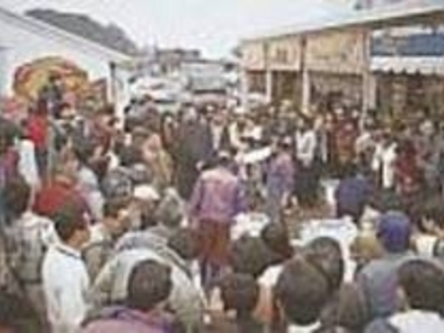 休日には遠方から訪れる観光客で賑わう_かにや横丁