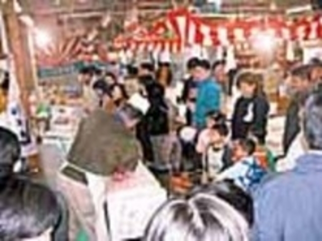 休日は新鮮な海産物を求めて観光客で賑わう_地場物産館 海の楽市