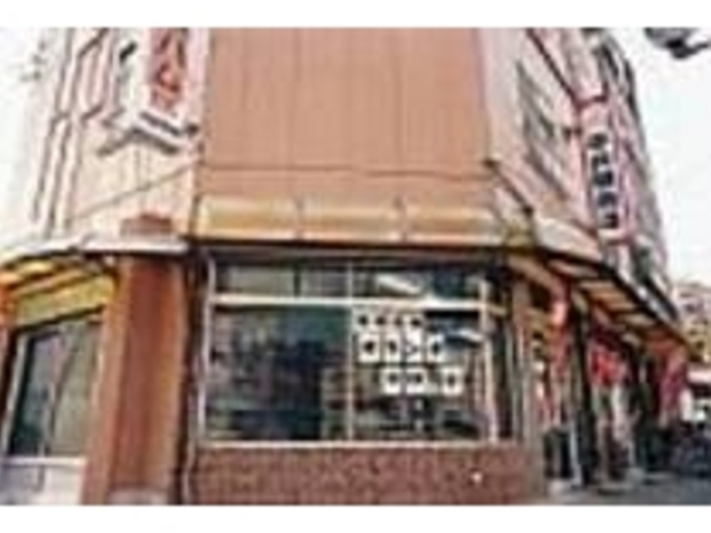 主婦や学生で一日中いっぱいのお店_平井精肉店のオランダコロッケ