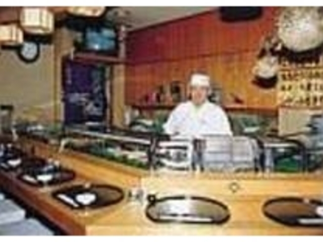 威勢のいいご主人が迎えてくれるカウンター_常寿し