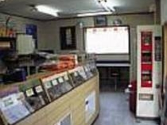 書店の奥には窓に向かうカウンターがある_三陸みやこ本店