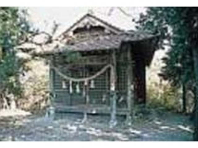 山の頂上の静寂の中にひっそりと建つ神社_龍岩神社