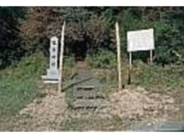 神社へ続く道の入口に立っている石碑_龍岩神社
