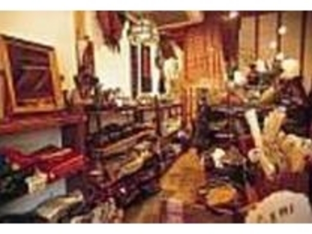 インドを中心としたアジア雑貨が並ぶ店内_SADAR CHOWK