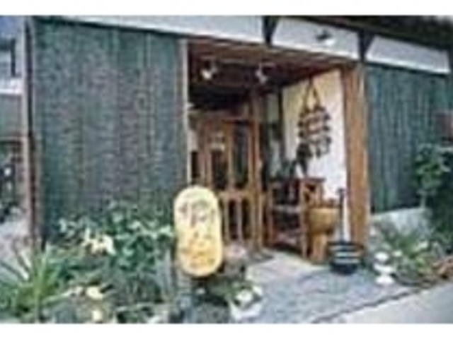 白壁土蔵群向いのカフェも併設した雑貨店_SADAR CHOWK