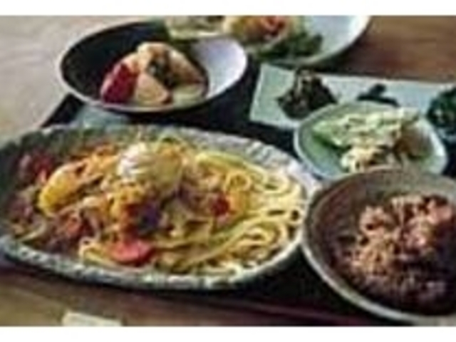 玄米ごはんなど体に優しい料理が並ぶランチ_花福