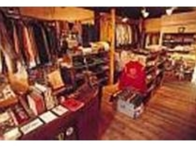 店内には古着をはじめ多くの商品が並ぶ_STOMP