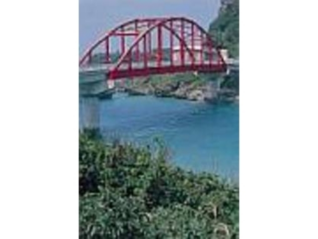 鮮やかな赤色が印象的な伊計島の名物_伊計大橋