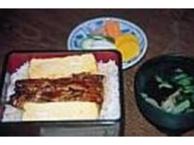 きも吸とお新香がセットになったミニうな丼_いで湯蒸しうなぎ うなきん