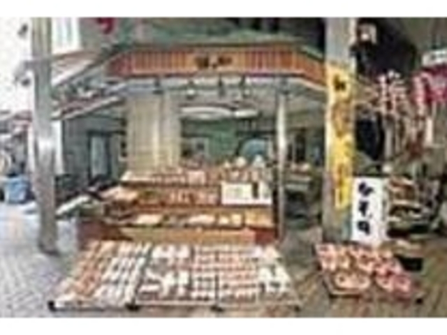 店頭では魚を天日干しにする光景も見られる_魚とや