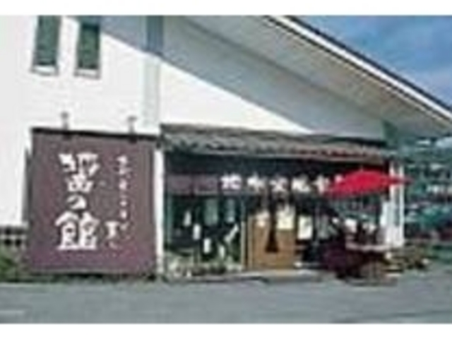 醤油蔵をイメージさせる白壁に清潔感が漂う_川中醤油 醤の館