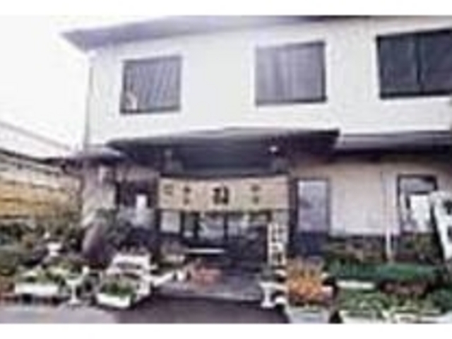 季節感を持たせた入口、店内はゆったり_寿し和食 司