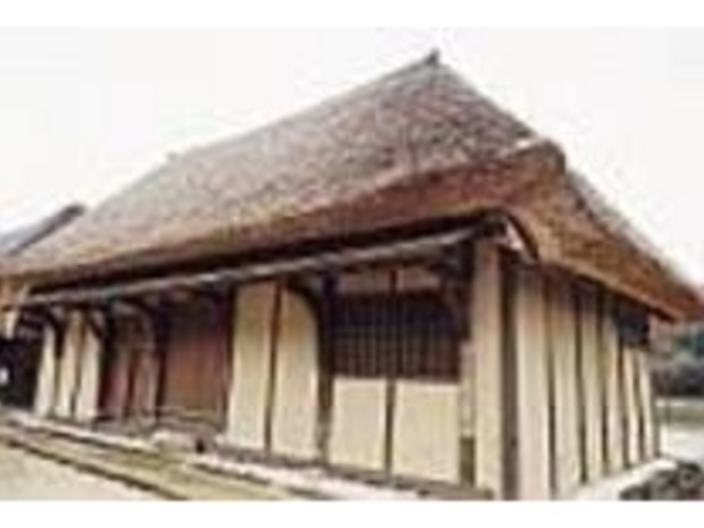 どっしりとして見事な茅葺き屋根は必見_くど造り民家(森家・川打家住宅)