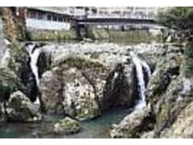 清々しい音を立てて流れ落ちる湯の滝_湯之滝公園