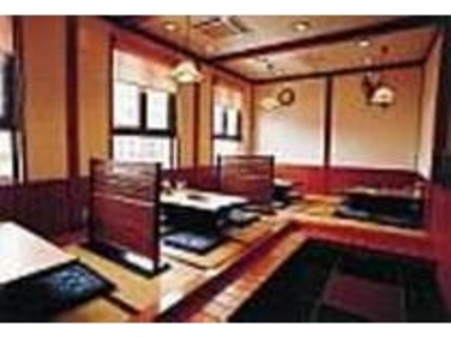 テーブルと、座敷とがある広い店内_平戸和牛 焼肉市山
