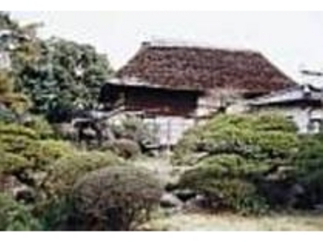 風情ある日本庭園から望む茅葺き屋根の外観_武家屋敷