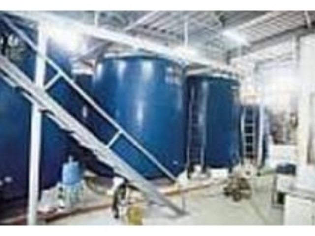 大きな貯蔵タンクで製造される焼酎工場_上妻酒造