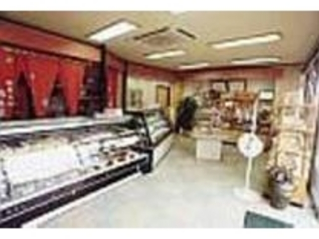 奥には洋菓子、手前に和菓子の店内風景_酒井屋