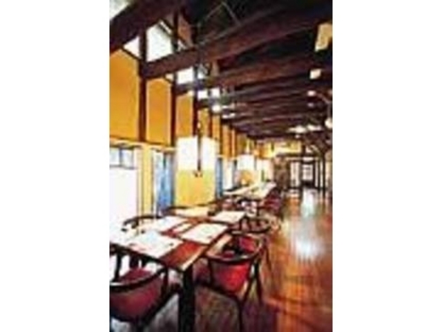 吹き抜けの広い店内で食事や会話を楽しんで_欧風懐石 秋子想