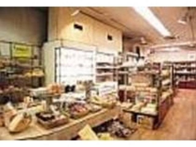 お菓子や調味料なども販売している_めるはーば