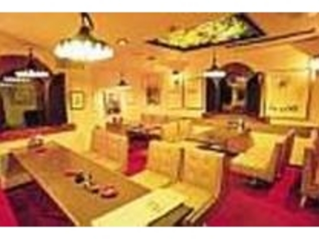 ビルの階段を降りると見えてくるレトロな店_グリル プランセス
