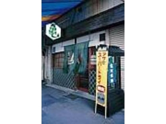 飲食店が軒を連ねる動物横町の一角にある_亀