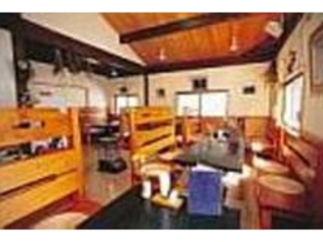 木の温もりがある洒落た雰囲気のお店_牛仙