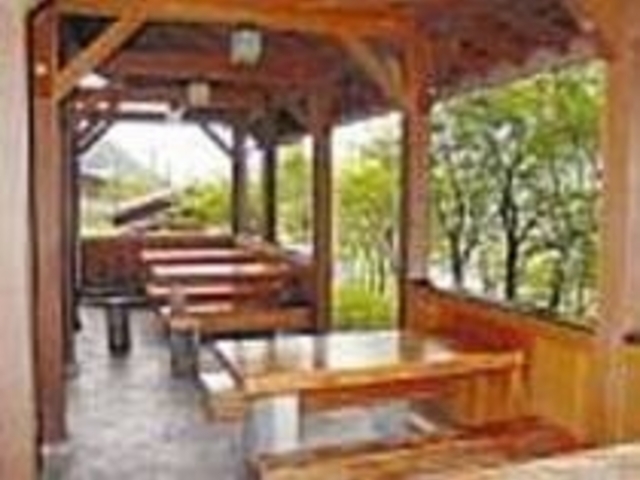屋根付屋外バーベキュー施設もある_緑の体験館
