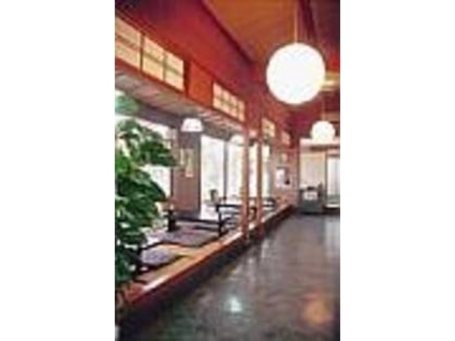 家族で行ってもゆったりくつろげる店内_そば処 しみず