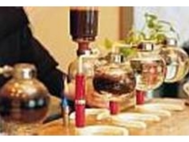 サイフォンでたてるところを間近で見られる_カフェド・プロムナード