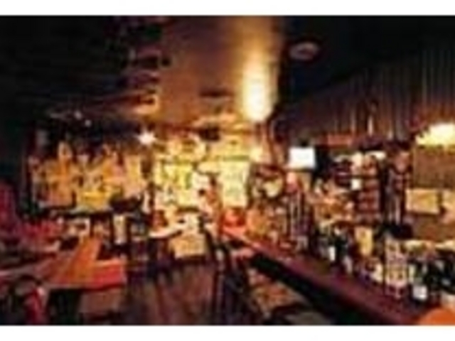 雑然とした店内は居心地が良く和める_まほろば