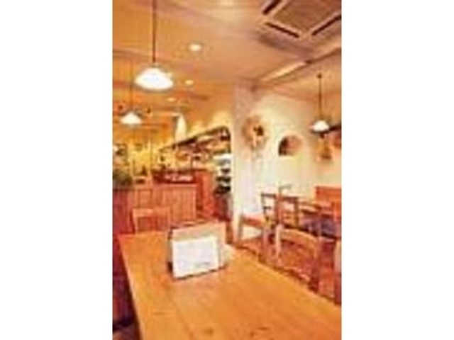 昼と夜で違う雰囲気を演出するかわいい店内_セモリナ