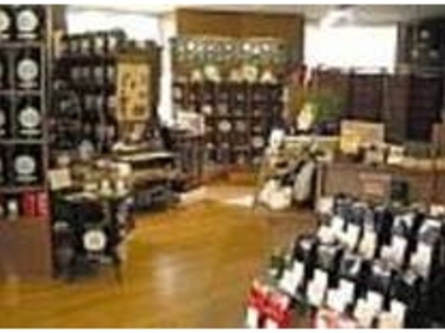 落ち着いた店内には茶器や茶道道具も並ぶ_ラ・メランジェ