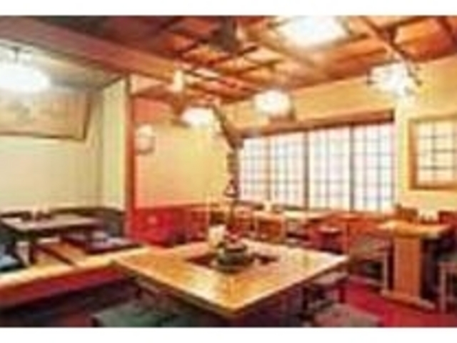 中央のいろりを囲んで和の情緒あふれる店内_阿国庵