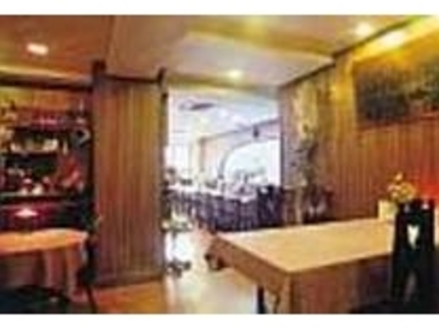 アンティークの家具を使った雰囲気ある店内_サロン・ド・ヴァン