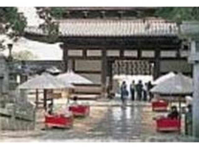 大門を入ってすぐ、白い笠が人目を引く_五人百姓