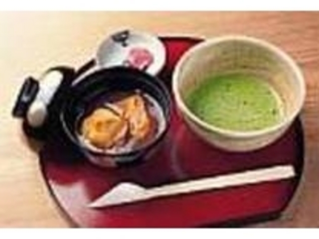 自家製の栃餅を使った栃餅ぜんざいと抹茶_甘味処 亀の尾