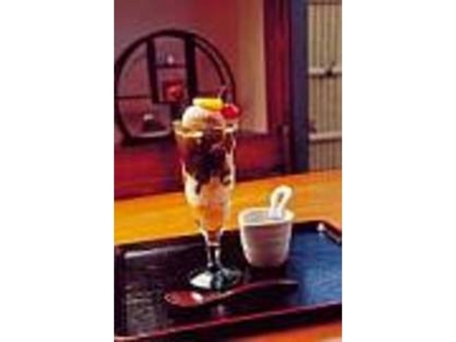 涼しげなパフェはオススメの一品だ_甘味処 京茶屋