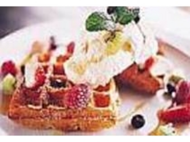 フルーツやアイスをのせた手作りワッフル_POMATO CAFE