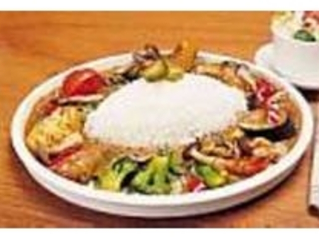 たっぷりの野菜があふれそうな野菜カレー_Tom's Cafe