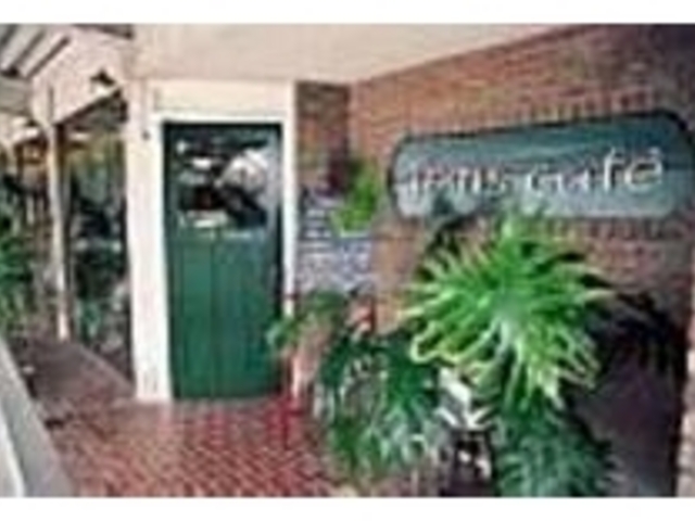 落ち着きのあるレンガ造りのシックな外観_Tom's Cafe