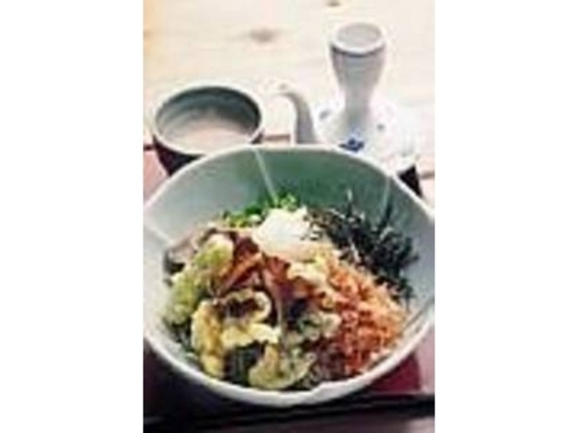 舞茸天ぷらなど具材も豊富な天おろしそば_鶴華 波積屋