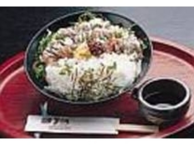 白イカ、アジの刺身がのった『みなと丼』_御食事処 弓ヶ浜