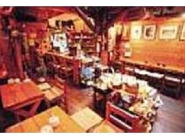 地元作家の作品なども店内に展示されている_珈琲と音楽の店「笛」