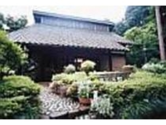 豊かな緑に囲まれた瓦屋根が印象的_喫茶吉野