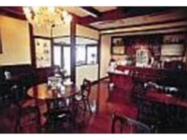 アンティーク調の家具でまとめられた店内_カフェ アンジェリ